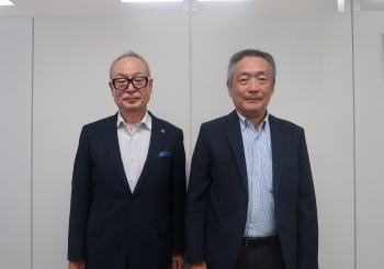 東海財務局中村局長（右）と山口会長