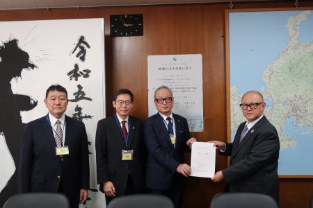 寺村局長（写真右）と中央会正副会長